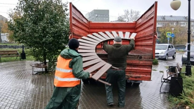В Барнауле начали убирать урны и скамейки на зимнее хранение.
