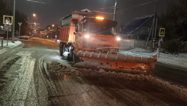 В Барнауле обезопасили скользкие дороги.