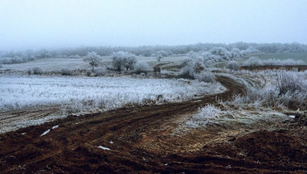Разбитая сельская дорога.