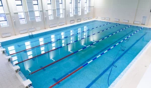 В Барнауле у моста на Новом рынке построили новый суперсовременный комплекс с бассейном.