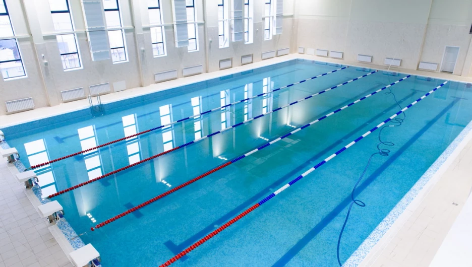 В Барнауле у моста на Новом рынке построили новый суперсовременный комплекс с бассейном.