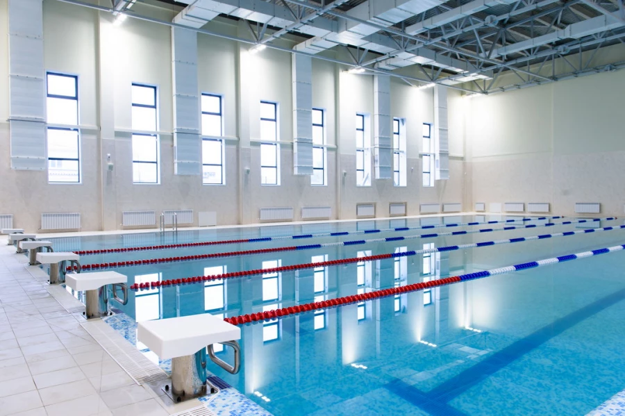 В Барнауле у моста на Новом рынке построили новый суперсовременный комплекс с бассейном.