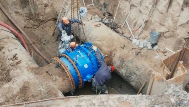 «Росводоканал Барнаул» модернизирует запорно-регулирующую арматуру на водоводах речных водозаборов.