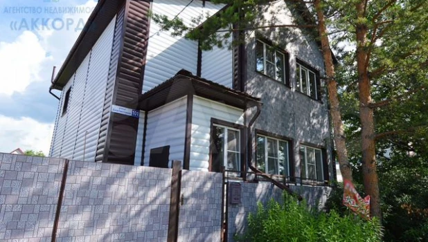 В Барнауле продают коттедж за 25 млн рублей.