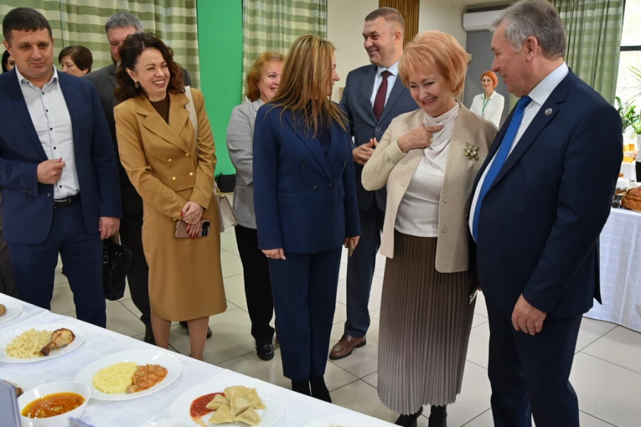 Депутаты побывали на АО «Комбинат школьного питания — Глобус».