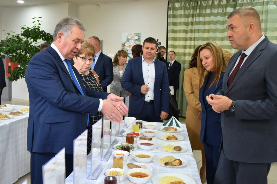 Депутаты побывали на АО «Комбинат школьного питания — Глобус».