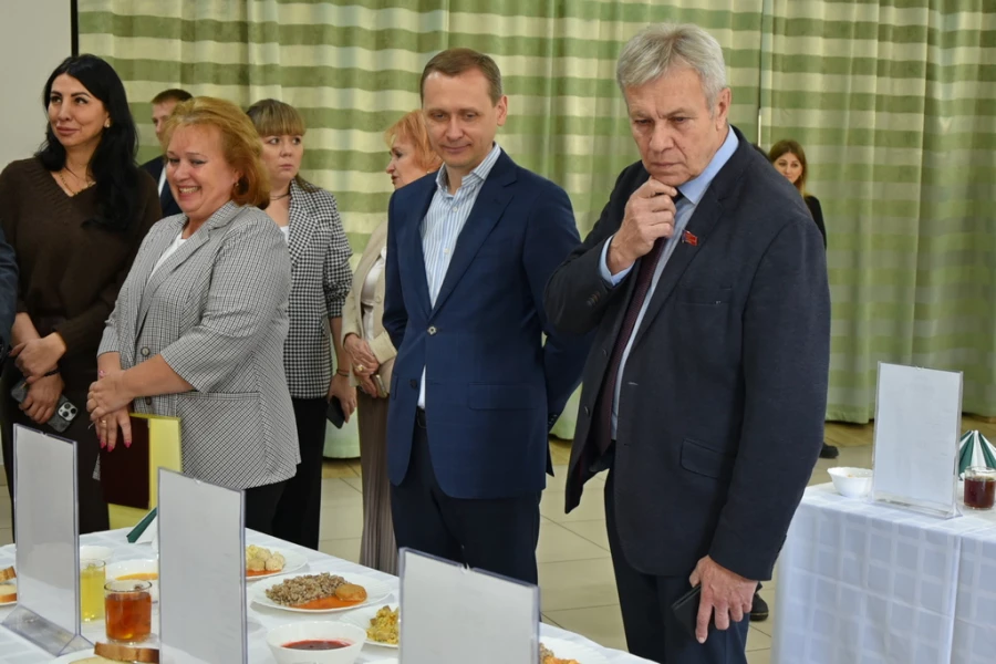 Депутаты побывали на АО «Комбинат школьного питания — Глобус».