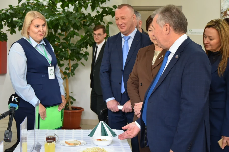 Депутаты побывали на АО «Комбинат школьного питания — Глобус».