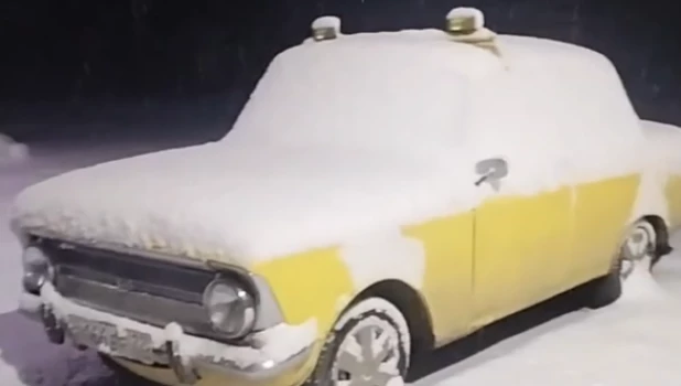 Машина в снегу.