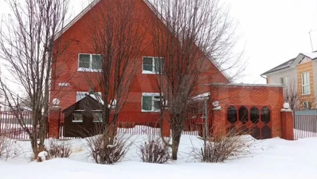 В Барнауле продают коттедж за 25 млн рублей.