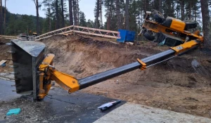 В Алтайском крае погибли два рабочих после падения с ковша погрузчика.