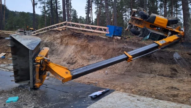 В Алтайском крае погибли два рабочих после падения с ковша погрузчика.