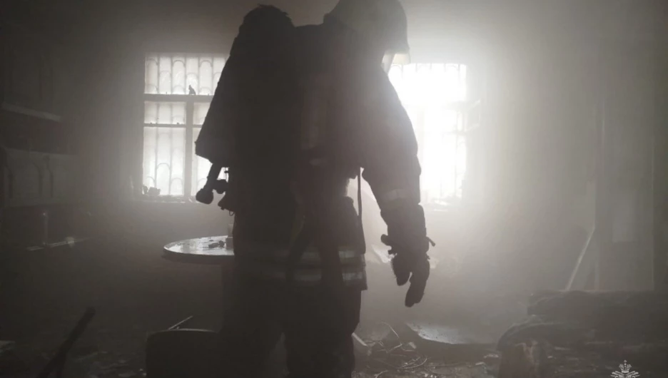 В Барнауле пенсионеры погибли во время пожара в частном доме.