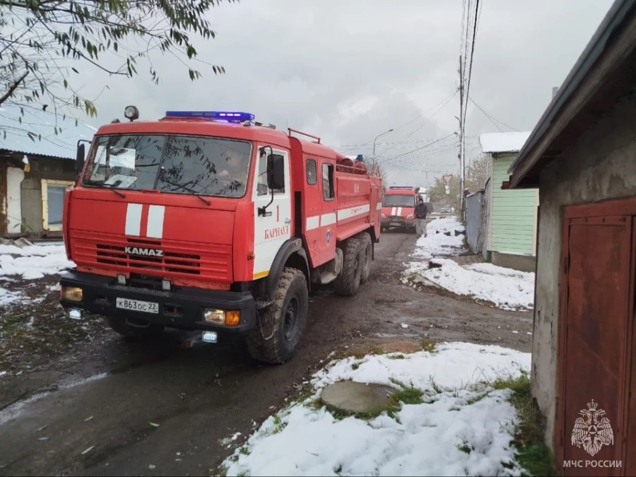 В Барнауле пенсионеры погибли во время пожара в частном доме.