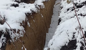 Яма и дороги у садоводства.