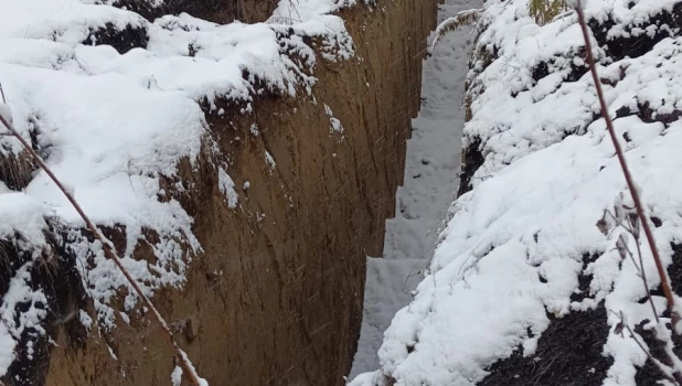 Яма и дороги у садоводства.