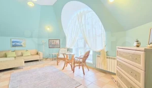 Коттедж продают в Барнауле за 55 млн рублей.