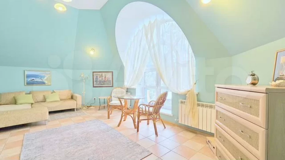 Коттедж продают в Барнауле за 55 млн рублей.