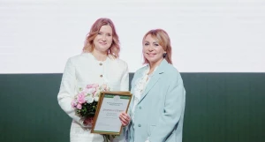Первый заместитель министра сельского хозяйства РФ Елена Фастова (справа) и глава к/х «Сатурн» Марина Беломытцева (слева). Награждение конкурса «Женщины в АПК» 2025.