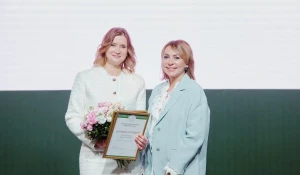 Первый заместитель министра сельского хозяйства РФ Елена Фастова (справа) и глава к/х «Сатурн» Марина Беломытцева (слева). Награждение конкурса «Женщины в АПК» 2025.