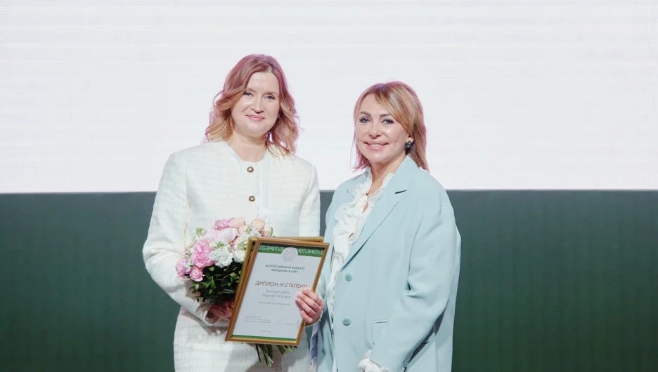 Первый заместитель министра сельского хозяйства РФ Елена Фастова (справа) и глава к/х «Сатурн» Марина Беломытцева (слева). Награждение конкурса «Женщины в АПК» 2025.