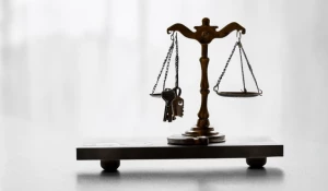 Весы, ключи от квартиры на весах