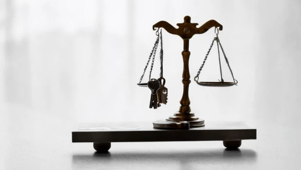 Весы, ключи от квартиры на весах