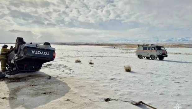 Автомобиль слетел с дороги и перевернулся на крышу.