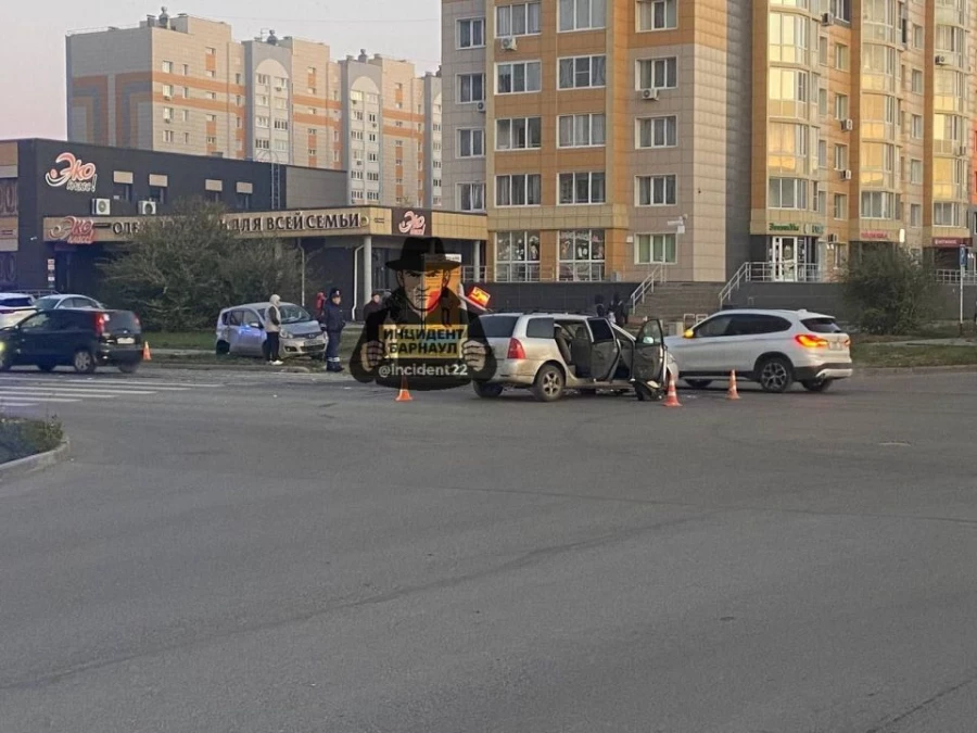 Машина под трамваем 