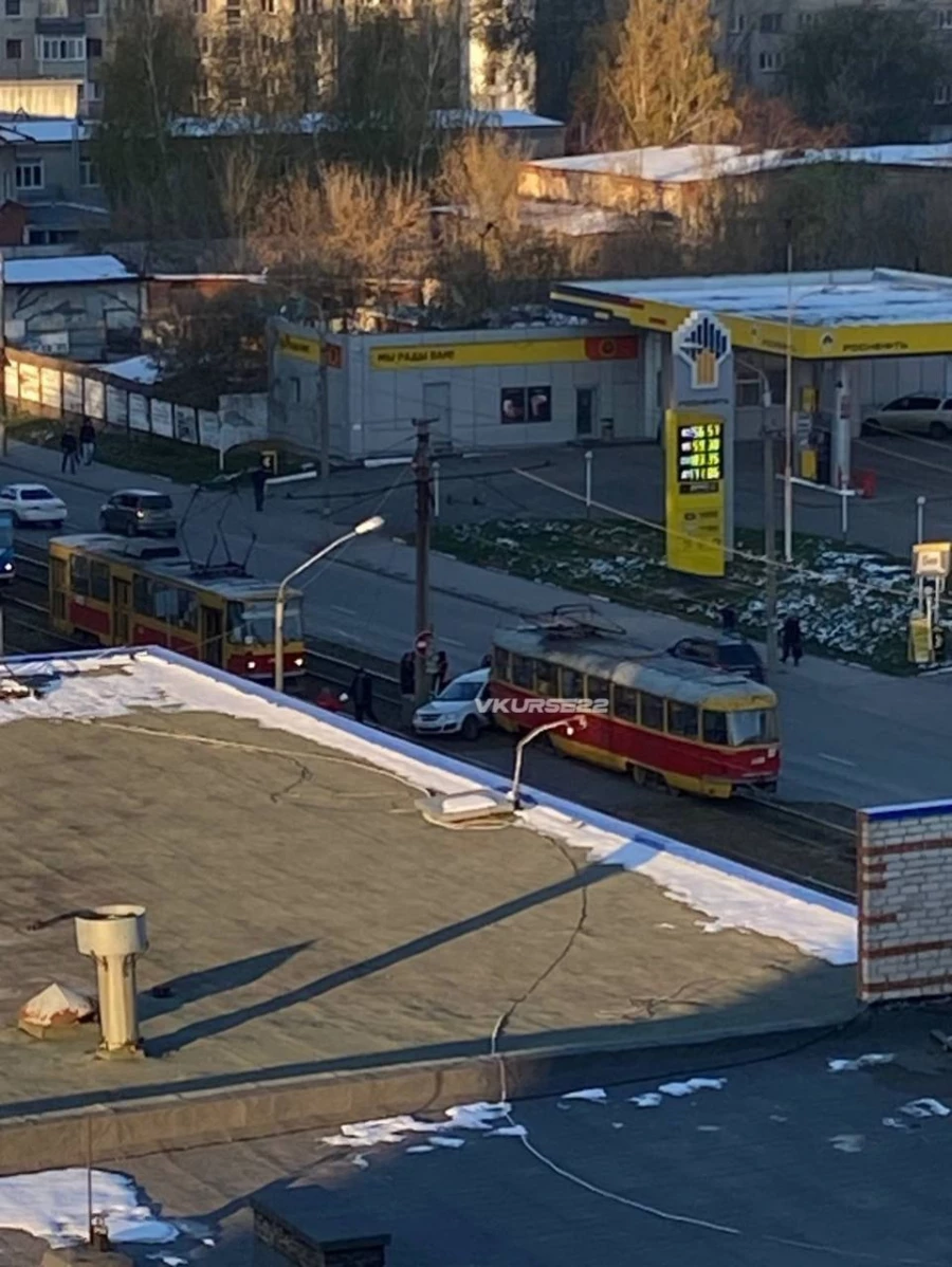 Машина под трамваем 