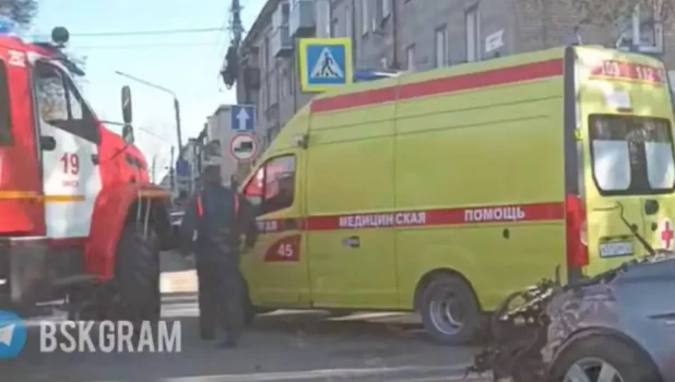 В Бийске на недавно открытой дороге столкнулись два автомобиля.