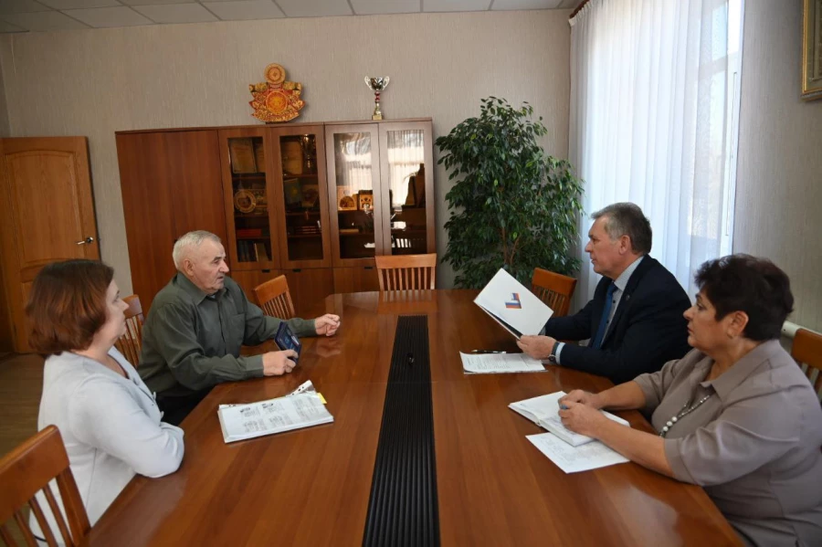 Встреча Александра Романенко с семьями участников специальной военной операции в Локтевском районе.