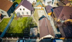 Белоснежный коттедж за 21,5 млн рублей продают в Барнауле.