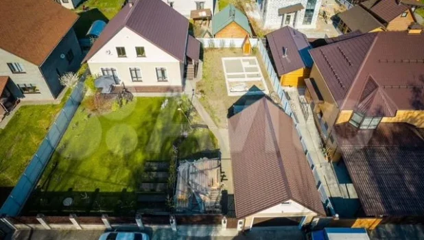 Белоснежный коттедж за 21,5 млн рублей продают в Барнауле.