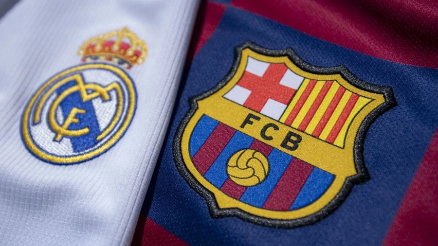 Эль-класико. Эмблемы &quot;Реала&quot; и &quot;Барселоны&quot;.