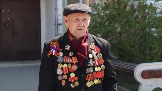100-летний ветеран ВОВ Леонид Перевозчиков 