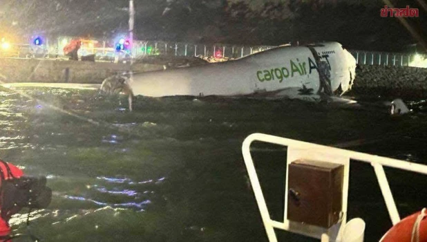 Boeing 747 укатился в воду.