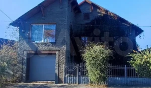 В Барнауле продают коттедж за 15 млн рублей.