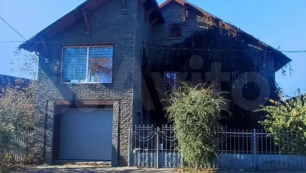 В Барнауле продают коттедж за 15 млн рублей.