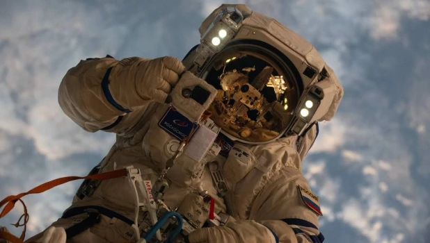 Космонавты на поверхности МКС