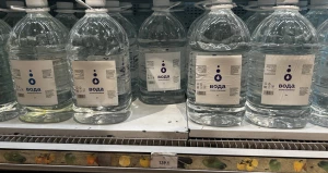 Бутылки с водой.