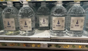 Бутылки с водой.