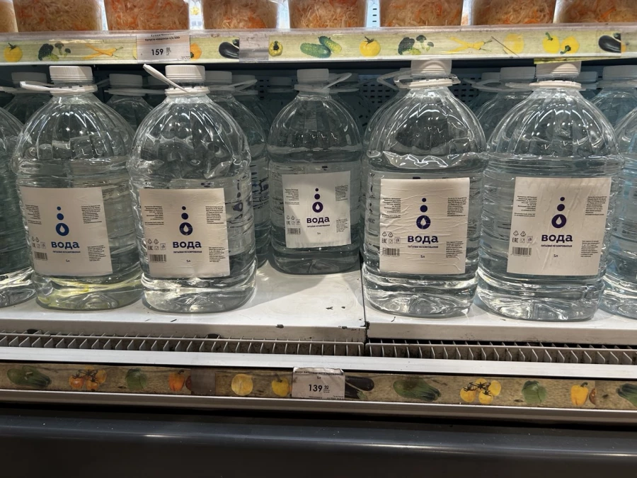 Бутылки с водой.