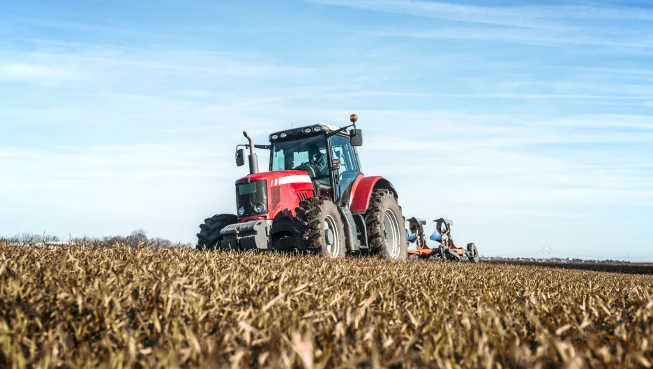Трактор в поле. Сельскохозяйственные работы.