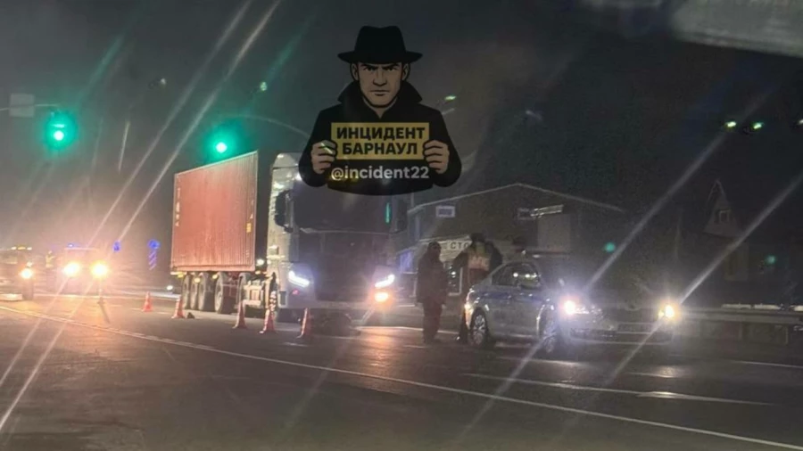 В Барнауле пенсионера сбил грузовик.