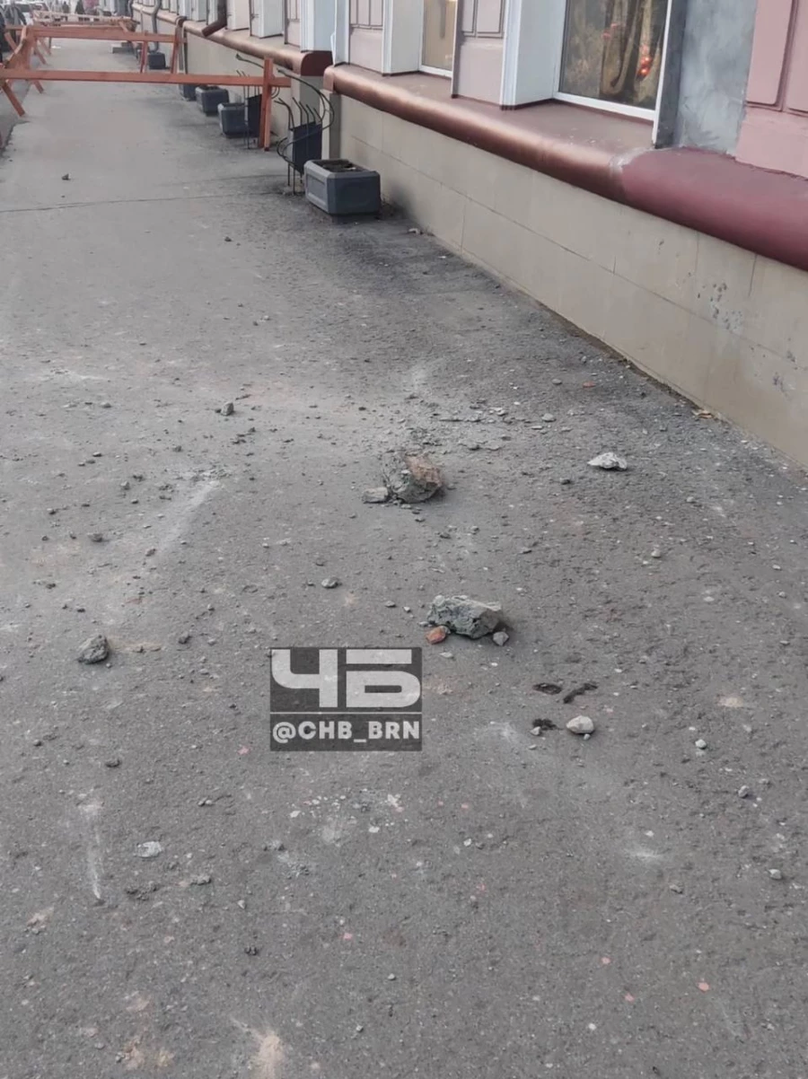 Рушится фасад дома на ул. Ленина, 67 в Барнауле.