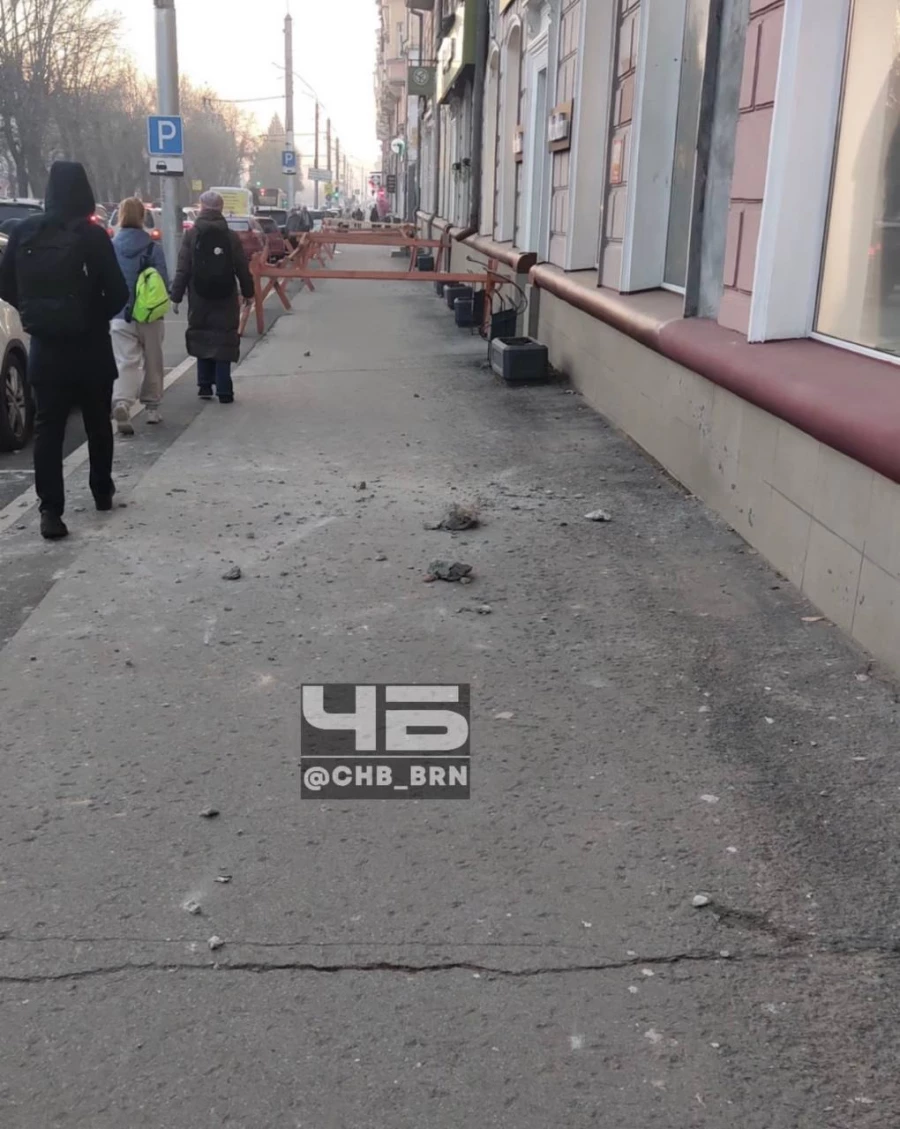 Рушится фасад дома на ул. Ленина, 67 в Барнауле.