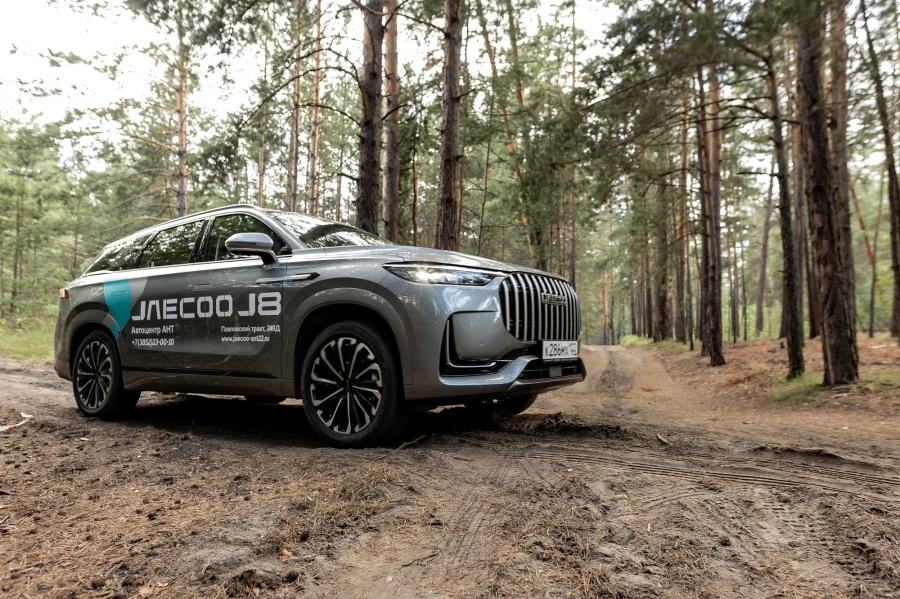Кроссовер JAECOO J8 участвовал в сложных испытаниях под управлением Сергея Карякина.