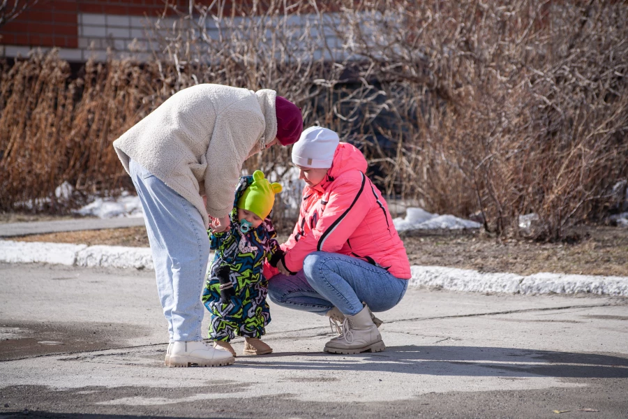 Молодая мама гуляет с ребенком.