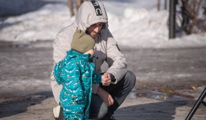 Молодой папа гуляет с ребенком. Дети.